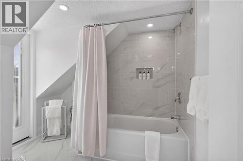 33 Homewood Avenue, Hamilton, ON - Indoor Photo Showing Bathroom