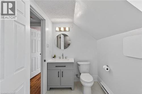 33 Homewood Avenue, Hamilton, ON - Indoor Photo Showing Bathroom