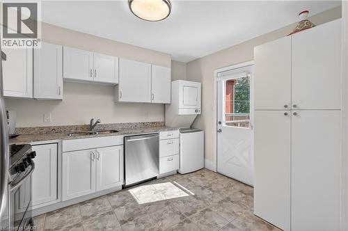 33 Homewood Avenue, Hamilton, ON - Indoor Photo Showing Kitchen