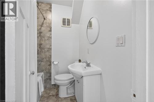 33 Homewood Avenue, Hamilton, ON - Indoor Photo Showing Bathroom