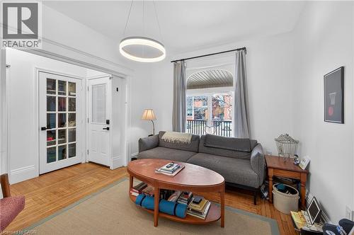 33 Homewood Avenue, Hamilton, ON - Indoor Photo Showing Living Room