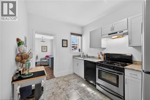 33 Homewood Avenue, Hamilton, ON - Indoor Photo Showing Kitchen