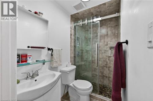 33 Homewood Avenue, Hamilton, ON - Indoor Photo Showing Bathroom