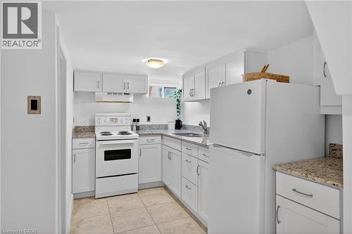 33 Homewood Avenue, Hamilton, ON - Indoor Photo Showing Kitchen