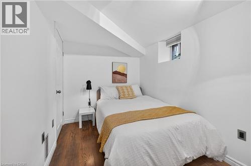 33 Homewood Avenue, Hamilton, ON - Indoor Photo Showing Bedroom