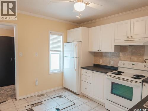 118 32Nd Street W, Saskatoon, SK - Indoor Photo Showing Kitchen