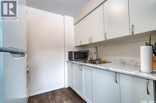 4160 Castle Road, Regina, SK - Indoor Photo Showing Kitchen With Double Sink