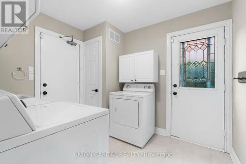 86 Charing Crescent, Aurora, ON - Indoor Photo Showing Laundry Room
