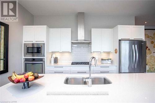 208 - 1705 Fiddlehead Place, London North (North R), ON - Indoor Photo Showing Kitchen With Upgraded Kitchen