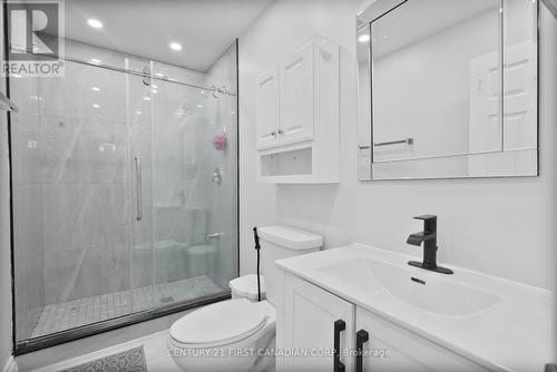 345 Banbury Crescent, London South (South T), ON - Indoor Photo Showing Bathroom
