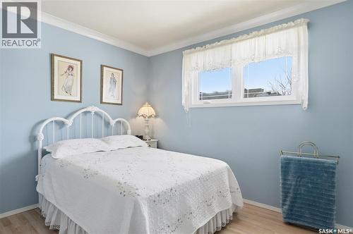 106 Laurentian Drive, Saskatoon, SK - Indoor Photo Showing Bedroom