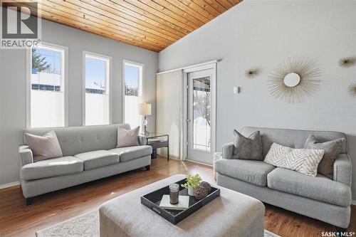 106 Laurentian Drive, Saskatoon, SK - Indoor Photo Showing Living Room