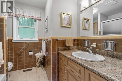 894 Bishop Place, Ancaster, ON - Indoor Photo Showing Bathroom
