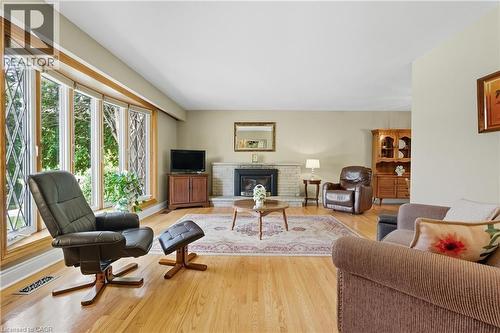 894 Bishop Place, Ancaster, ON - Indoor Photo Showing Living Room