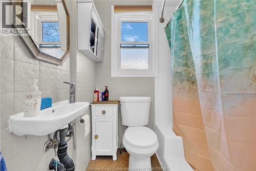 914 Thompson Boulevard, Windsor, ON - Indoor Photo Showing Bathroom