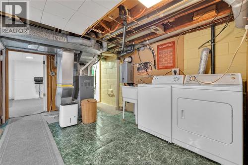 914 Thompson Boulevard, Windsor, ON - Indoor Photo Showing Laundry Room