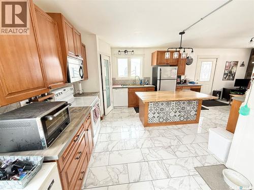 434 2Nd Street, Weyburn, SK - Indoor Photo Showing Kitchen