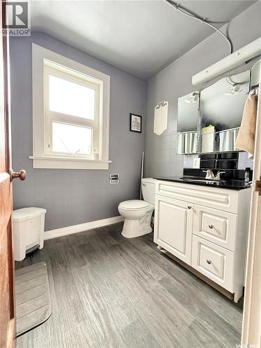 434 2Nd Street, Weyburn, SK - Indoor Photo Showing Bathroom