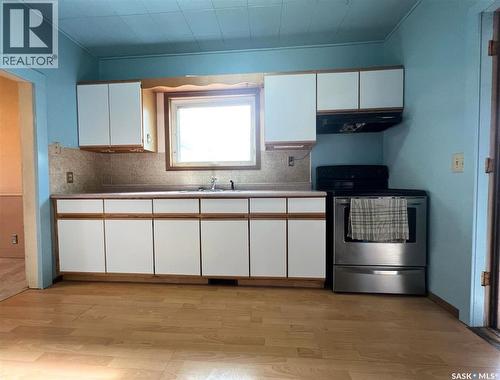 118 5Th Avenue Se, Swift Current, SK - Indoor Photo Showing Kitchen With Double Sink