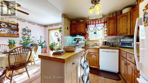 14 Seneca Crescent, Tiny, ON - Indoor Photo Showing Kitchen