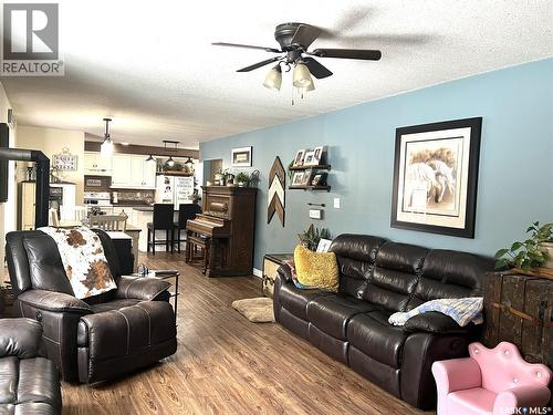 113 2Nd Avenue Se, Dorintosh, SK - Indoor Photo Showing Living Room