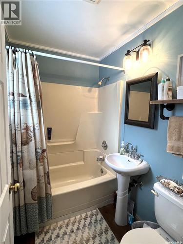 113 2Nd Avenue Se, Dorintosh, SK - Indoor Photo Showing Bathroom