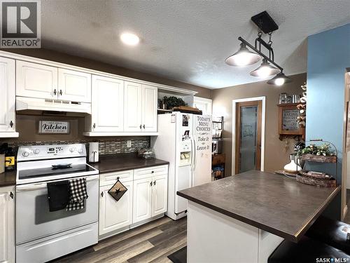 113 2Nd Avenue Se, Dorintosh, SK - Indoor Photo Showing Kitchen