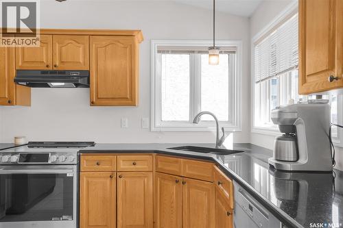 1022 Hurley Way, Saskatoon, SK - Indoor Photo Showing Kitchen
