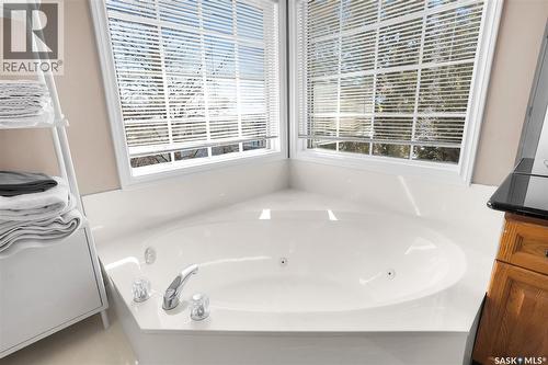 1022 Hurley Way, Saskatoon, SK - Indoor Photo Showing Bathroom