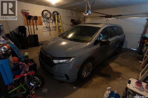 1022 Hurley Way, Saskatoon, SK - Indoor Photo Showing Garage