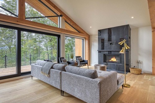 Salle familiale - 565 Ch. Du Refuge, Lac-Supérieur, QC - Indoor Photo Showing Living Room With Fireplace