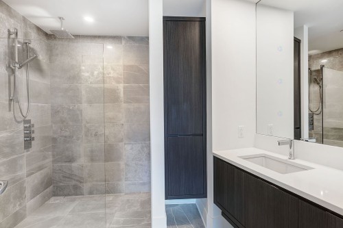 Salle de bains attenante à la CCP - 605-1025 Rue De La Commune E., Montréal (Ville-Marie), QC - Indoor Photo Showing Bathroom