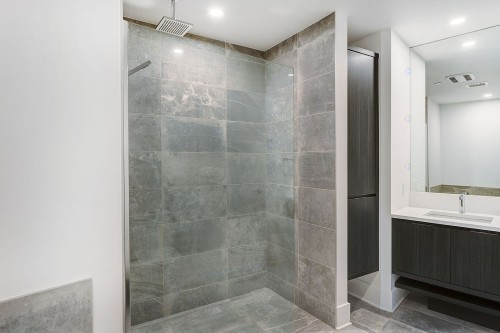 Salle de bains attenante à la CCP - 605-1025 Rue De La Commune E., Montréal (Ville-Marie), QC - Indoor Photo Showing Bathroom