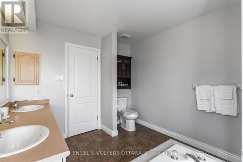 17 Hunterswood Crescent, Ottawa, ON - Indoor Photo Showing Bathroom