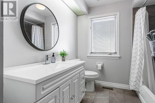 17 Hunterswood Crescent, Ottawa, ON - Indoor Photo Showing Bathroom