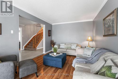 17 Hunterswood Crescent, Ottawa, ON - Indoor Photo Showing Living Room