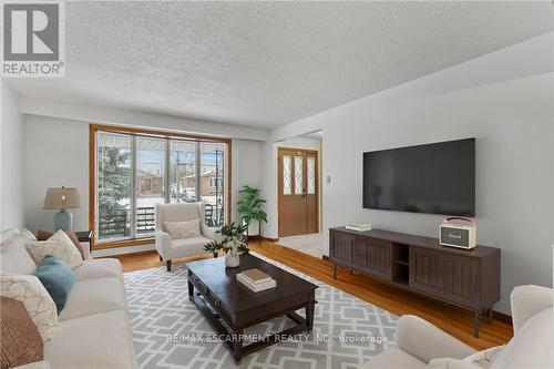 88 Glen Valley Drive, Hamilton, ON - Indoor Photo Showing Living Room