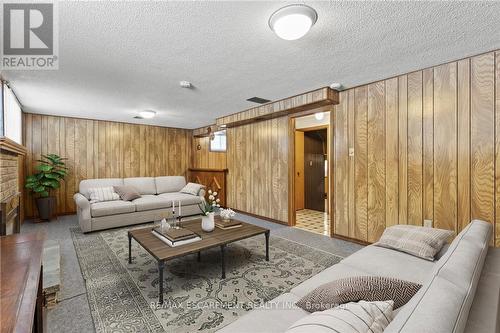 88 Glen Valley Drive, Hamilton, ON - Indoor Photo Showing Living Room