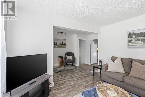 298 Hampton Rd, Sault Ste. Marie, ON - Indoor Photo Showing Living Room