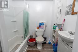 Bathroom, main floor - 