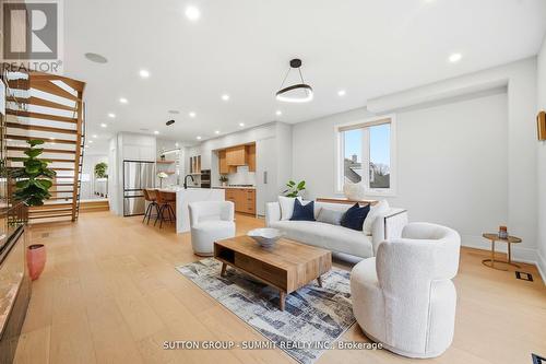 1228 Alexandra Avenue, Mississauga, ON - Indoor Photo Showing Living Room