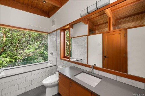 122 Jasper Rd, Salt Spring, BC 