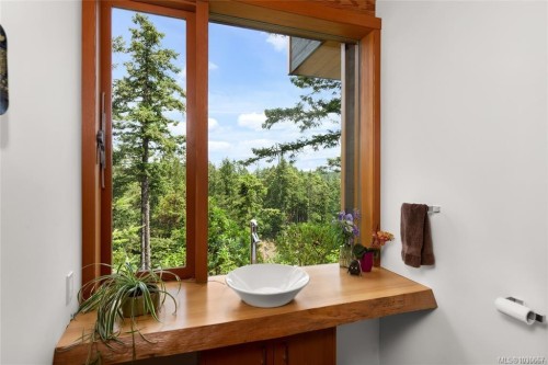 122 Jasper Rd, Salt Spring, BC 