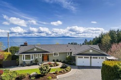 5011 Hilarie Pl Saanich, BC V8Y 2A4