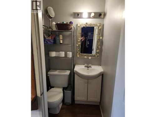 640 | 642 Courtenay Crescent Crescent, Kamloops, BC - Indoor Photo Showing Bathroom