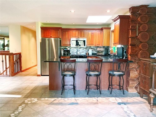 5230 Munn Rd, Highlands, BC 