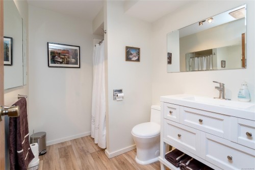 5230 Munn Rd, Highlands, BC 