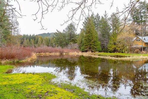 5230 Munn Rd, Highlands, BC 