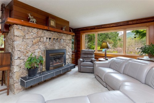 5230 Munn Rd, Highlands, BC 