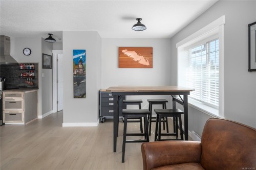 6-211 Second Ave West, Qualicum Beach, BC - Indoor Photo Showing Dining Room